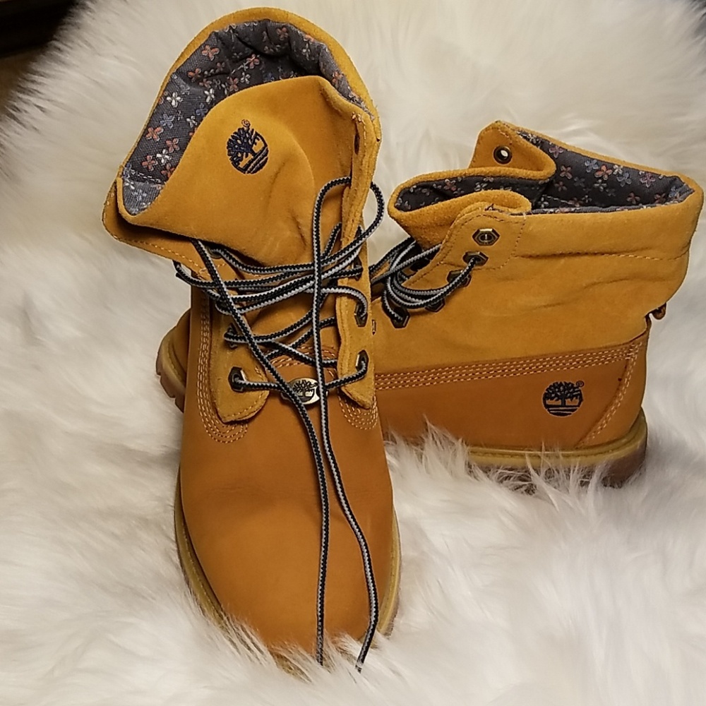 EUC. Women's 6" Timberland Boots